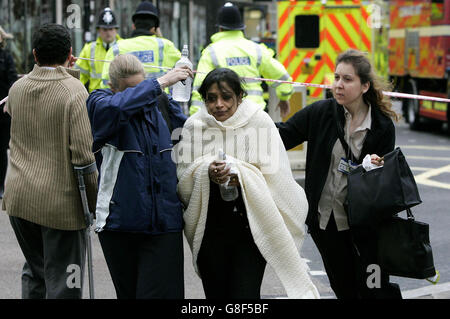 Walking Wounded Verlassen Edgware Road U-Bahnstation im London Hilton Metropole auf Edgware Road behandelt werden. Stockfoto