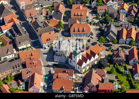 Luftaufnahme, historische Rathaus Rietberg, katholische Kirche des Hl. Johannes der Täufer, Rietberg, Ostwestfalen, Stockfoto