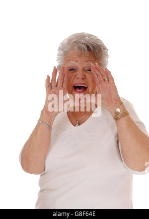 Ein grauen Haaren Seniorin Frau mit den Händen an den Mund, schreien, weißen Hintergrund isoliert. Stockfoto