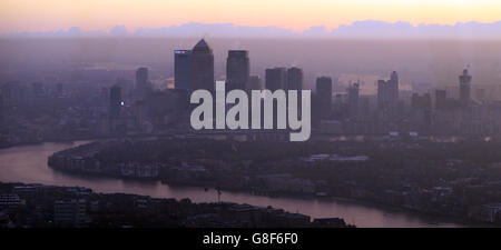 Sonnenaufgang über Canary Wharf von der View from the Shard Viewing Gallery, London. Stockfoto