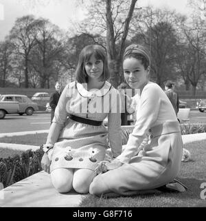 Die Schauspielerinnen Rita Tushingham (links) und Geraldine Chaplin, die 21-jährige Tochter von Charlie Chaplin, in der Park Lane, London. Sie sind zwei der Stars des Films Doctor Zhivago und werden an der Royal Charity-Premiere im Empire Theatre, Leicester Square, teilnehmen. Stockfoto