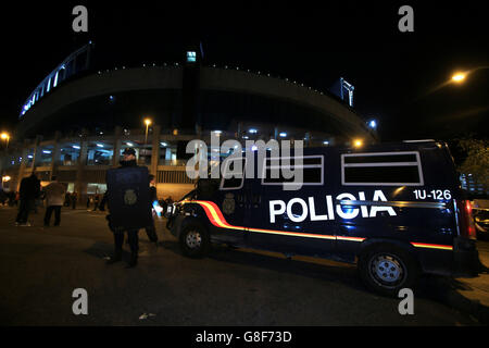 Bewaffnete Polizei vor dem Atletico Madrid / Galatasaray UEFA Champions-League-Spiel vor Estadio Vicente Calderon Stockfoto