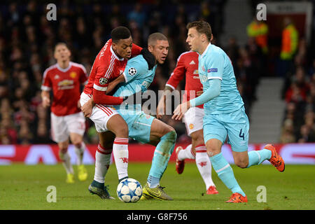 Anthony Martial von Manchester United (links) und Jeffrey Bruma von PSV Eindhoven (Mitte) kämpfen während des UEFA Champions League-Spiels in Old Trafford, Manchester, um den Ball. Stockfoto