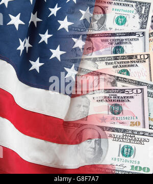 Amerikanische Flagge auf den sortierten Banknoten Stockfoto