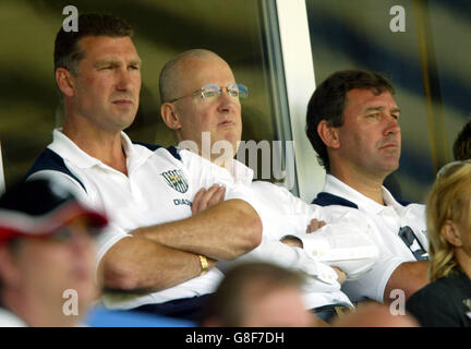 Fußball - freundlich - Telford United / West Bromwich Albion - New Bucks Head. Der Manager von West Bromwich Albion, Bryan Robson (r), sitzt neben dem Vorsitzenden Jeremy Peace (c) und dem stellvertretenden Manager Nigel Pearson (l) Stockfoto