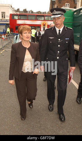 Kultursekretärin Tessa Jowell und der stellvertretende stellvertretende Beauftragte der Metropolitan Police Brian Paddick kommen im Queen Mother Sport's Center an, wo die Polizei das Family Reception Center für Angehörige mutmaßlicher Bombenopfer nach den Terroranschlägen eingerichtet hat. Stockfoto