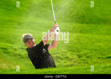 Golf - Barclays Scottish Open 2005 - Loch Lomond. Darren Clarke aus Nordirland trifft seinen zweiten Schuss aus einem Bunker auf dem 18. Loch. Stockfoto