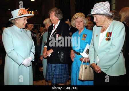 Königin Elizabeth II. Unterhielt sich mit Frauen, die während des Zweiten Weltkriegs im Londoner Verteidigungsministerium für ihr Land dienten, nachdem sie in Whitehall, im Zentrum Londons, ein Denkmal für die Frauen des Zweiten Weltkriegs enthüllte. Die Gruppe ist (von links nach rechts:) die Königin, Joan Brownless, 85, aus Kent, eine ehemalige WAAF, Maureen Boulter, 81, aus Kent, eine ehemalige ATS-Militärangehörige und Mary Treasure, 83, aus Dorset, die mit Mixed Aircraft, Battery und Radar diente. Stockfoto