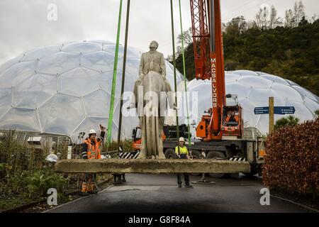 Eine 8 Tonnen schwere Skulptur 'The Rising Tide' des Bildhauers Jason deCaires Taylor wird vor den Biomen in Cornwalls Eden Project für das Festival of Hope in Position gebracht. Stockfoto