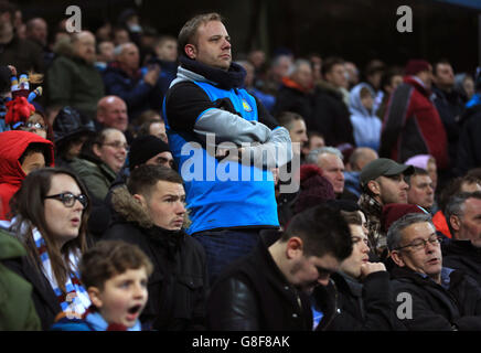 Die Fans von Aston Villa sehen während des Spiels der Barclays Premier League in Villa Park, Birmingham, auf den Tribünen niedergeschlagen aus. Stockfoto