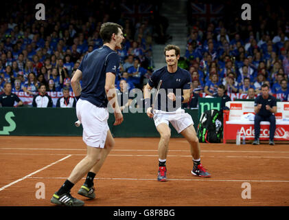 Die Briten Andy Murray (rechts) und Jamie Murray (links) feiern am zweiten Tag des Davis Cup Finales im Flanders Expo Center in Gent. Stockfoto