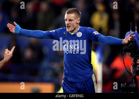 Jamie Vardy von Leicester City feiert das erste Tor seiner Spielmannschaft während des Barclays Premier League-Spiels im King Power Stadium, Leicester. Stockfoto