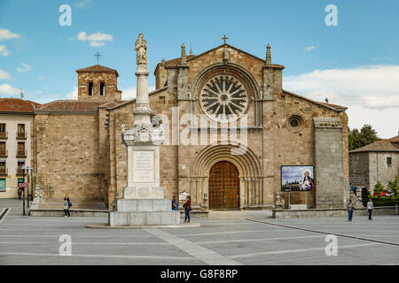 Piazza Santa Teresa, Fassade der Kirche San Pedro und Haupteingang. Ávila, Kastilien und Leon, Spanien. Stockfoto