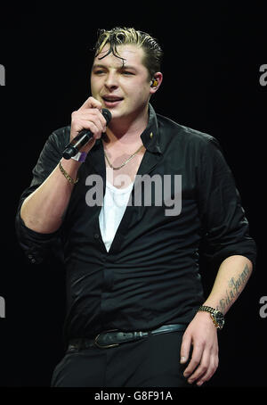 John Newman spielt auf der Bühne während Free Radio Live 2015 in der Genting Arena in Birmingham. Stockfoto