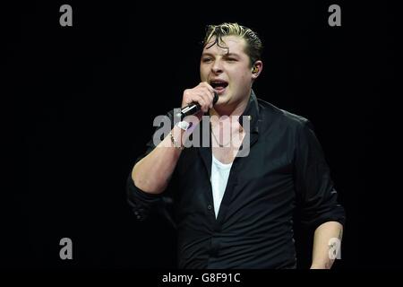 Kostenloses Radio Live 2015. John Newman tritt während Free Radio Live 2015 in der Genting Arena in Birmingham auf der Bühne auf. Stockfoto