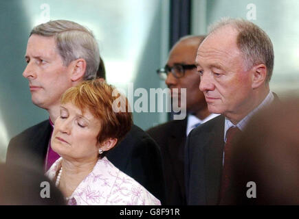 Der Bürgermeister von London, Ken Livingstone (rechts), steht mit Tessa Jowell, der Ministerin der Regierung, die sich mit den Nachwirkungen der Anschläge befasst, zusammen, nachdem er ein Buch unterzeichnet hat, in dem das Kondolenzbuch für die Opfer der Terroranschläge der vergangenen Woche unterzeichnet wurde. Stockfoto