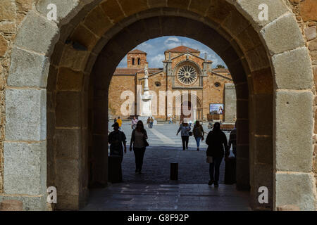 Piazza Santa Teresa, Fassade der Kirche San Pedro und Haupteingang. Ávila, Kastilien und Leon, Spanien. Stockfoto