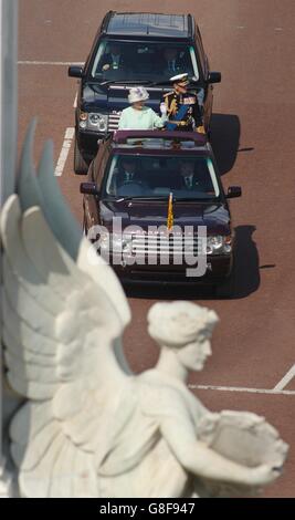 Queen Elizabeth und der Herzog von Edinburgh kehren in einem offenen Land Rover entlang der Mall zum Buckingham Palace zurück. Stockfoto