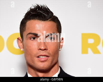 Cristiano Ronaldo bei der Weltpremiere von Ronaldo im Vue West End Kino am Leicester Square, London. DRÜCKEN Sie VERBANDSFOTO. Bilddatum: Montag, 9. November 2015. Bildnachweis sollte lauten: Ian West/PA Wire Stockfoto