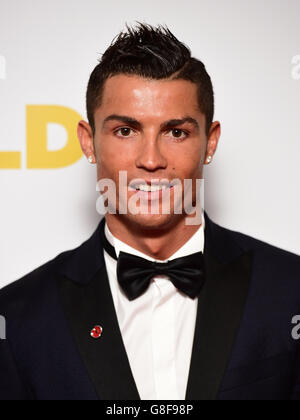 Cristiano Ronaldo bei der Weltpremiere von Ronaldo im Vue West End Kino am Leicester Square, London. DRÜCKEN Sie VERBANDSFOTO. Bilddatum: Montag, 9. November 2015. Bildnachweis sollte lauten: Ian West/PA Wire Stockfoto