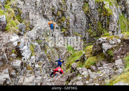 Wanderer auf steilen felsigen Gipfeln Aonach Eagach Ridge kriechen. Glencoe, Highland, Schottland, Großbritannien Stockfoto