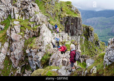 Wanderer auf steilen felsigen Gipfeln Aonach Eagach Ridge kriechen. Glencoe, Highland, Schottland, Großbritannien Stockfoto