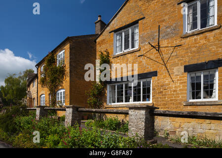 Auf dem Land des goldenen Cotswold Stein in dem malerischen Dorf Blockley im Frühsommer, Cotswolds, Gloucestershire, England Stockfoto
