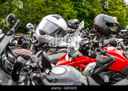 Schwere Motorräder geparkt, mit Helmen, Stockfoto