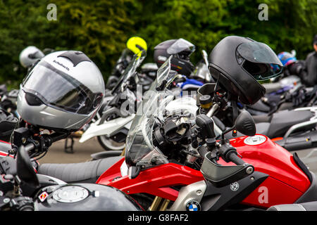 Schwere Motorräder geparkt, mit Helmen, Stockfoto