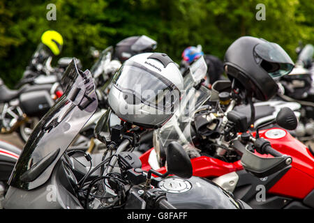 Schwere Motorräder geparkt, mit Helmen, Stockfoto