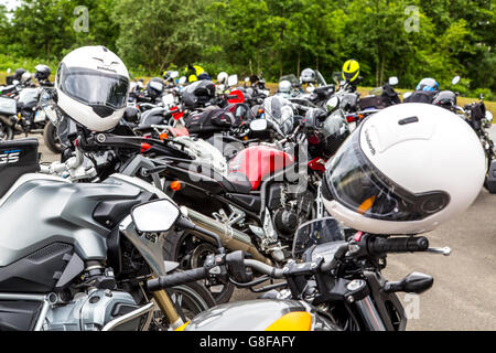 Schwere Motorräder geparkt, mit Helmen, Stockfoto