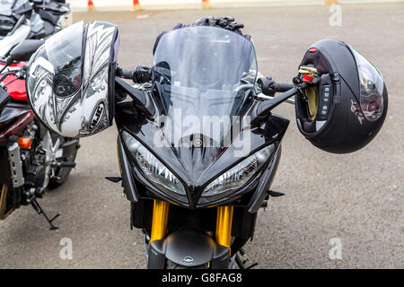 Schwere Motorräder geparkt, mit Helmen, Stockfoto