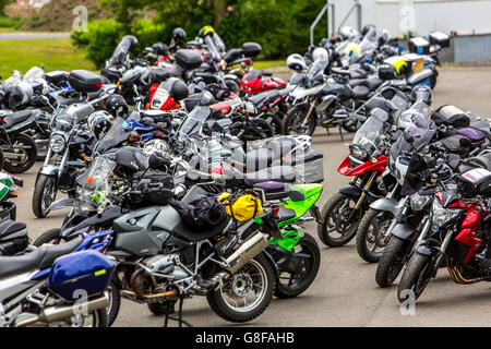 Schwere Motorräder geparkt, mit Helmen, Stockfoto