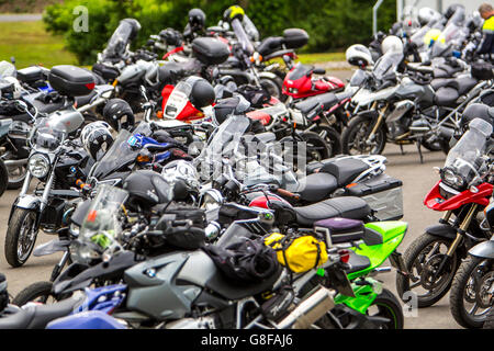 Schwere Motorräder geparkt, mit Helmen, Stockfoto