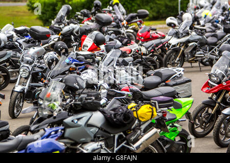 Schwere Motorräder geparkt, mit Helmen, Stockfoto