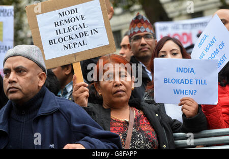 Demonstranten demonstrieren in Whitehall, London, vor dem Treffen des indischen Premierministers Narendra Modi mit Premierminister David Cameron in der Downing Street 10, London. Stockfoto