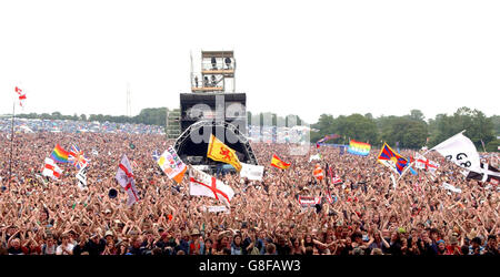 Das Publikum nach Live8 Veranstalter Sir Bob Geldof, sprach zur Unterstützung der Make Poverty History Kampagne und lud die 120,000 Festivalbesucher ein, Handss zu verbinden, um ihre Unterstützung zu zeigen, auf der Pyramid Bühne während des Glastonbury Festivals. Stockfoto