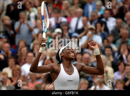 Tennis - Wimbledon Championships 2005 - Halbfinale der Frauen - Venus Williams gegen Maria Sharapova - All England Club. Die US-Amerikanerin Venus Williams feiert ihren Sieg über die russische Maria Sharapova. Stockfoto