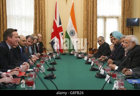 Indiens Premierminister Narendra Modi (rechts) trifft zu Beginn eines offiziellen dreitägigen Besuches Premierminister David Cameron (links) und Mitglieder seines Kabinetts in der Downing Street 10 in London. Stockfoto