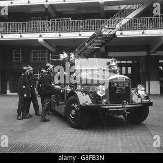 Ein Feuerwehrwagen aus dem Jahr 1934 mit Besitzer Paul Adorian am Steuer verlässt das Londoner Feuerwehrhauptquartier am Albert Embankment zu Beginn einer Rückfahrt nach paris. Er macht den Lauf, um den 300. Jahrestag des Great Fire of London und den 100. Jahrestag der Gründung der Londoner Feuerwehr zu feiern. Begleitet werden Herr Adorian von Ray Stacey und Nigel Howes. Stockfoto