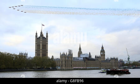Die roten Pfeile fliegen über das Parlamentsgebäude, um den Besuch des indischen Premierministers Narendra Modi zu markieren. Stockfoto