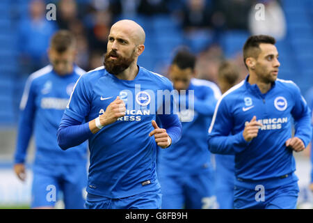 Fußball - Sky Bet Championship - Brighton und Hove Albion gegen Milton Keynes Dons - Amex Stadium. Bruno Saltor von Brighton und Hove Albion (links) wärmt sich mit Teamkollegen auf Stockfoto