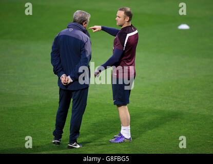 England-Manager Roy Hodgson (links) und Wayne Rooney sprechen während einer Trainingseinheit im Rico Perez Stadium, Alicante. Stockfoto