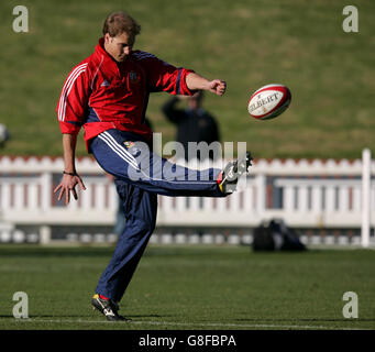 Prinz William übt seinen Treten während einer Trainingseinheit mit dem britischen und irischen Lions-Treten-Trainer Dave Alred und fliegt halb Charlie Hodgson auf dem Basin Reserve Ground in Wellington. Stockfoto