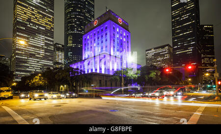 Houston-Rathaus Gebäude und Verkehr in der Nacht in der Innenstadt von Houston, Texas Stockfoto
