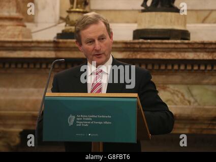 Taoiseach Enda Kenny hält einen Vortrag anlässlich des 30. Jahrestages der Unterzeichnung des Anglo-Irischen Abkommens am Department of Foreign Affairs in Dublin. Stockfoto