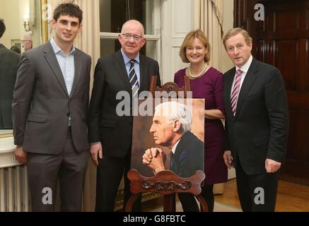 Robert Clune (links) der Enkel des ehemaligen Außenministers Peter Barry und seiner Tochter Deirdre Clune stehen mit Außenminister Charlie Flanagan und Taoiseach Enda Kenny (rechts) zusammen, während sie vor einem Vortrag des Taoiseach ein Porträt von Barry enthüllen, Anlässlich des 30. Jahrestages der Unterzeichnung des Anglo-Irischen Abkommens im Außenministerium von Dublin. Stockfoto