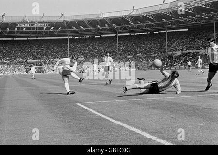 Fußball - Weltmeisterschaft England 1966 - Viertelfinale - England gegen Argentinien - Wembley Stadium. Der englische Geoff Hurst (l) schießt auf das Tor Stockfoto
