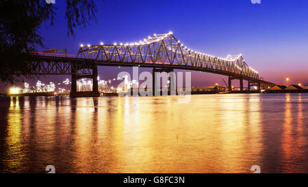 Horace Wilkinson Bridge überquert den Mississippi River in der Nacht in Baton Rouge, Louisiana Stockfoto