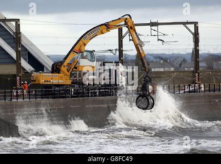 Geplante Arbeiten zur Stärkung der Verteidigung des Meeres in Saltcoats, Schottland, während Sturm Abigail Großbritannien trifft. Stockfoto